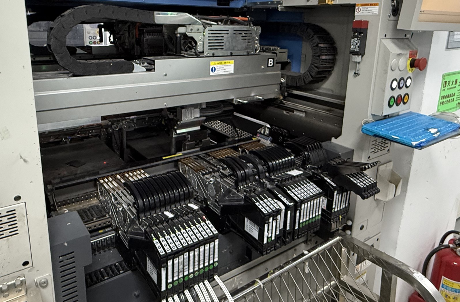 Real factory SMT placement-machine feeders prepared for component assembly, with no LWD product shown